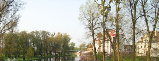Widok na rzekę Pisę z mostu drogowego w Piszu - fot Renata Falęcka (Wikipedia)