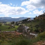 Ronda i jej okolice - W oddali łaźnia arabska i sielskie zbocze miasta