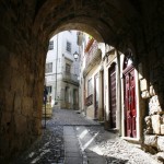 Coimbra - stroma uliczka w stronę Uniwersytetu