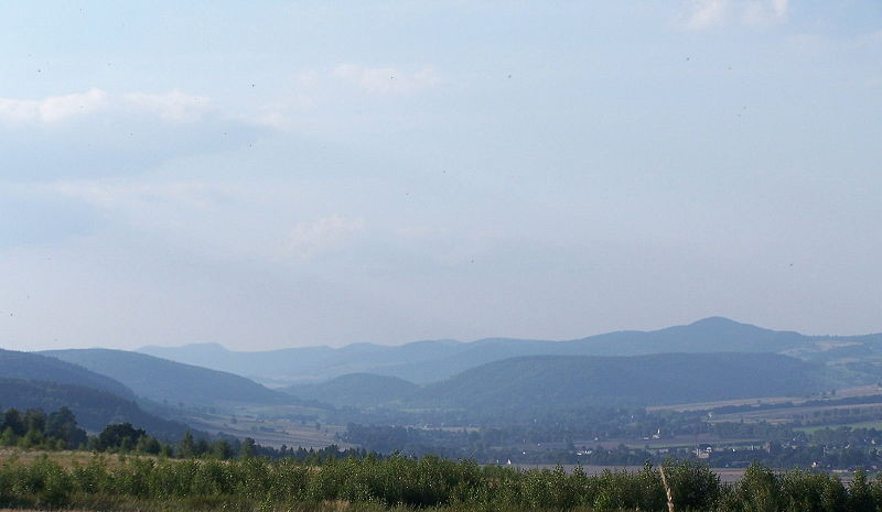 Sudety - Wzgórza Włodzickie ze Wzgórz Ścinawskich. Najwyżasza - Włodzicka Góra (fot. Nejmlez - Wikipedia)
