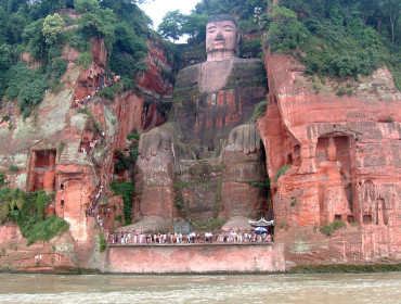 Budda z Leshan (fot. Karelj - Wikipedia)