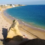 Albufeira -  widok na plażę i miasto