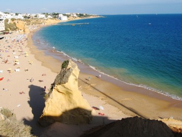 Albufeira -  widok na plażę i miasto