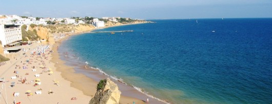 Albufeira -  widok na plażę i miasto