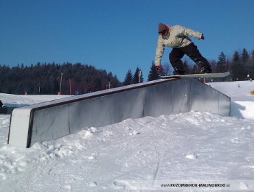 Jeden ze specjalnych boxów do snowboardowych ewolucji w SnowParku w Ružomberoku