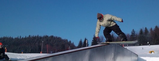 Jeden ze specjalnych boxów do snowboardowych ewolucji w SnowParku w Ružomberoku