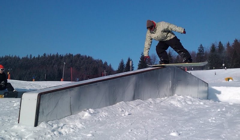 Jeden ze specjalnych boxów do snowboardowych ewolucji w SnowParku w Ružomberoku