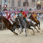 Konny wyścig Palio we włoskiej Sienie