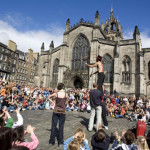 W czasie Edinburgh Fringe Festival performatorzy wystawiają swoje spektakle na starówce oraz ulicach dawnej stolicy Szkocji. Źró