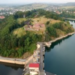 Tama w Dobczycach - po lewej rzeka Raba