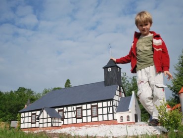 Kaszubski kościół szachulcowy w skali 1:25 w Kaszubskim Parku Miniatur. Źródło: www.kaszubskiparkminiatur.pl