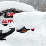 Zimowa wyprawa samochodem w Alpy często może nas wielce zaskoczyć. Źródło: www.thesun.co.uk