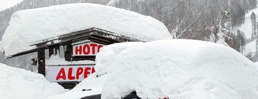 Zimowa wyprawa samochodem w Alpy często może nas wielce zaskoczyć. Źródło: www.thesun.co.uk
