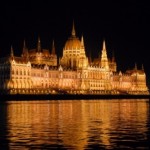 Wspaniale oświetlony budynek Parlamentu w Budapeszcie