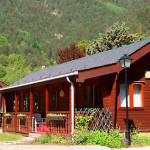 Drewniane domki w Xixerelli w Andorze zachęcają do odwiedzin latem i zimą (nie martwcie się