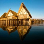 Rekonstrukcje drewnianych osad pięknie odbijają się w Jeziorze Bodeńskim. Źródło: www.worldheritage-lakedwellings.com