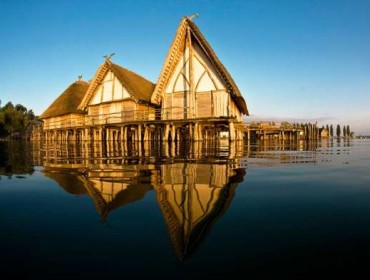 Rekonstrukcje drewnianych osad pięknie odbijają się w Jeziorze Bodeńskim. Źródło: www.worldheritage-lakedwellings.com
