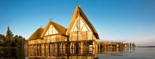 Rekonstrukcje drewnianych osad pięknie odbijają się w Jeziorze Bodeńskim. Źródło: www.worldheritage-lakedwellings.com