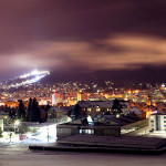 La Chaux-de-Fonds nocą. W tle oświetlony stok narciarski. Źródło: www.i1.trekearth.com