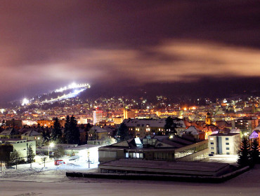 La Chaux-de-Fonds nocą. W tle oświetlony stok narciarski. Źródło: www.i1.trekearth.com