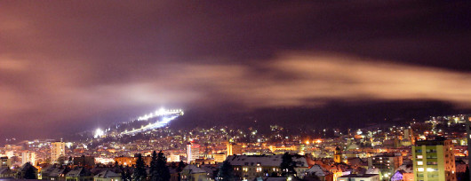 La Chaux-de-Fonds nocą. W tle oświetlony stok narciarski. Źródło: www.i1.trekearth.com