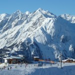 Ośrodek narciarski położony jest u stóp słynnego szczytu Großglockner (3798 m n.p.m.)
