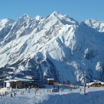 Ośrodek narciarski położony jest u stóp słynnego szczytu Großglockner (3798 m n.p.m.)