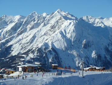 Ośrodek narciarski położony jest u stóp słynnego szczytu Großglockner (3798 m n.p.m.)