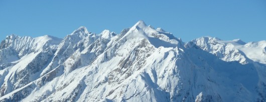 Ośrodek narciarski położony jest u stóp słynnego szczytu Großglockner (3798 m n.p.m.)