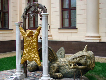 Złote Runo i strzegący je smok - piękna ilustracja mitu o Jazonie i Argonautach. Źródło: www.2do2go.ru