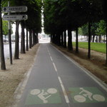 Dwukierunkowa ścieżka rowerowa na Champs-Élysées w Paryżu
