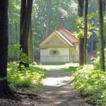 Jedna z leśnych kapliczek w Kalwarii Zebrzydowskiej. Źródło: www.kalwaria-zebrzydowska.pl