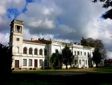 Pałac w Sannikach nawiązuje swym stylem do włoskich willi (charakterystyczna wieżyczka przy jednym ze skrzydeł budynku)