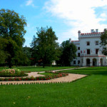 Pałac w Starejwsi to teraz ośrodek szkoleniowy NBP. Źródło: www.starawies.nbp.pl