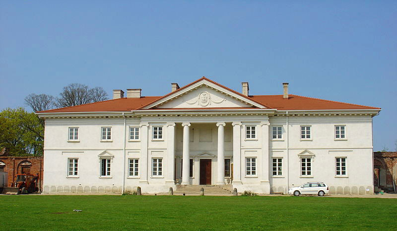 Klasycystyczny pałac w Korczewie. Źródło: www.korczew.pl
