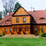 Modrzewiowy dwór w Paplinie - wejście od ogrodu. Źródło: www.wegrowliwiec.pl