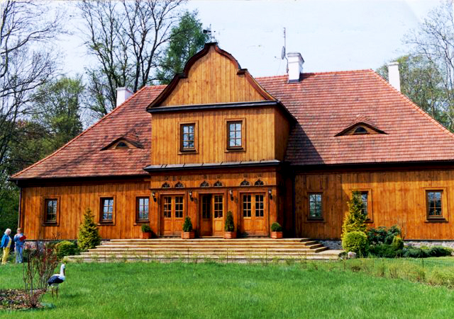 Modrzewiowy dwór w Paplinie - wejście od ogrodu. Źródło: www.wegrowliwiec.pl