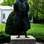 Pomnik Jana Kochanowskiego dłuta M. Weltera. Źródło: www.cyfrowyczarnolas.pl/