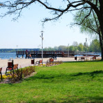 Ławeczki przy Dzikiej Plaży w Nieporęcie. Źródło: www.nieporet.pl