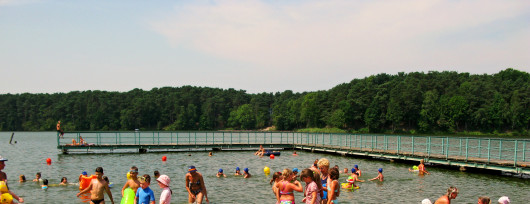 Jezioro Soczewka pod Płockiem to raj dla dzieci i wędkarzy (źródło: www.pojezierzegostyninskie.pl)