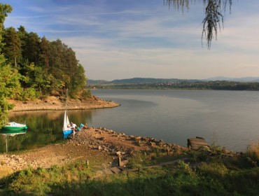 Sielanka nad Jeziorem Żywieckim w Beskidach (źródło: Panoramio.com)