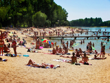 Zalew na Osiedlu Borki w Radomiu otoczony jest plażą i drzewami