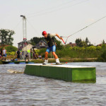 Zabawa w wakeparku w Krubinie niedaleko Legionowa (źródło: www.wakeart.pl)