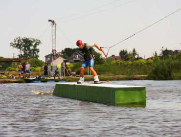 Zabawa w wakeparku w Krubinie niedaleko Legionowa (źródło: www.wakeart.pl)