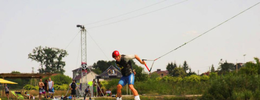 Zabawa w wakeparku w Krubinie niedaleko Legionowa (źródło: www.wakeart.pl)