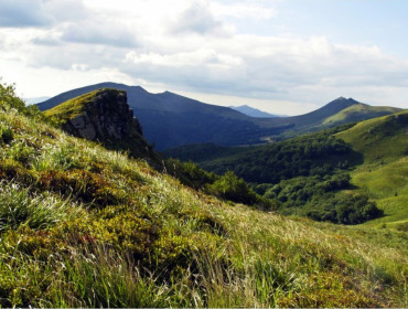 Tarnica po lewej (ta z charakterystyczną przełęczą)