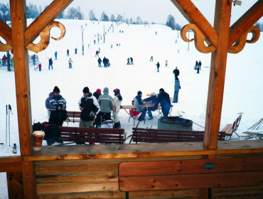 Widok z baru na górkę w Celejowie pod Kazimierzem Dolnym (źródło: www.ski-sport.pl)