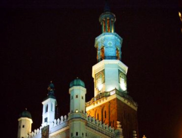 Pięknie oświetlony poznański ratusz nocą (źrodło: www.poznan.pl)