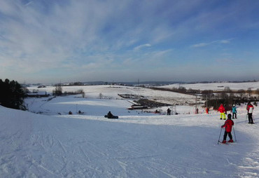 Panoramiczne ujęcie ze stoku Kartasiówka (źródło: www.kartasiowka.pl)