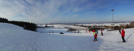 Panoramiczne ujęcie ze stoku Kartasiówka (źródło: www.kartasiowka.pl)